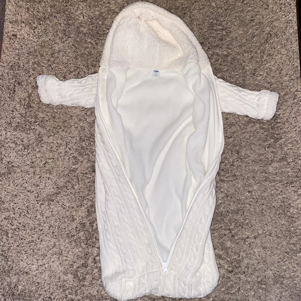 Old Navy winter/snow suit for baby Size 6-12 months.